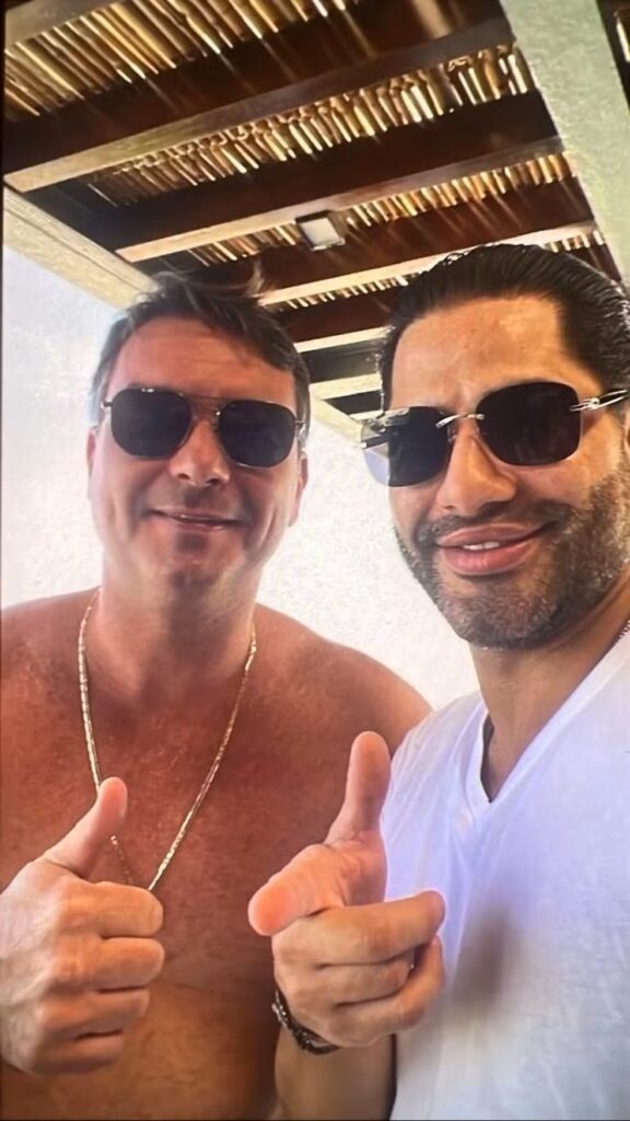 foto de flávio bolsonaro com sicário 