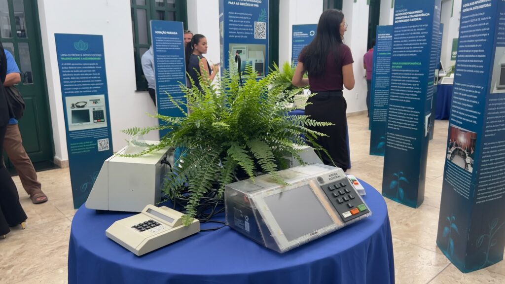 exposição na câmara de feira de santana celebra 30 anos da urna eletrônica (3)