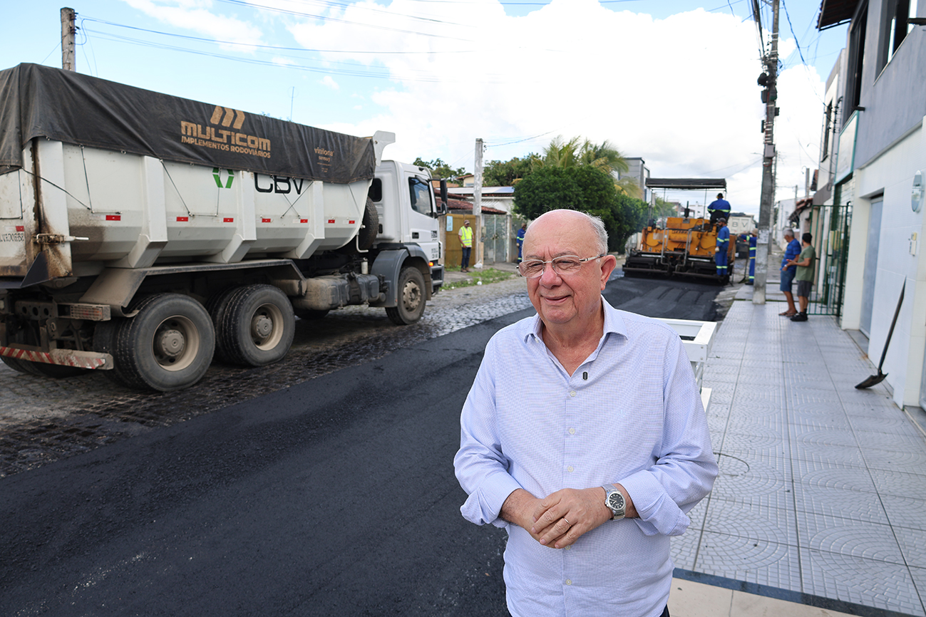 Prefeitura de Feira pavimenta mais duas ruas no bairro Brasília