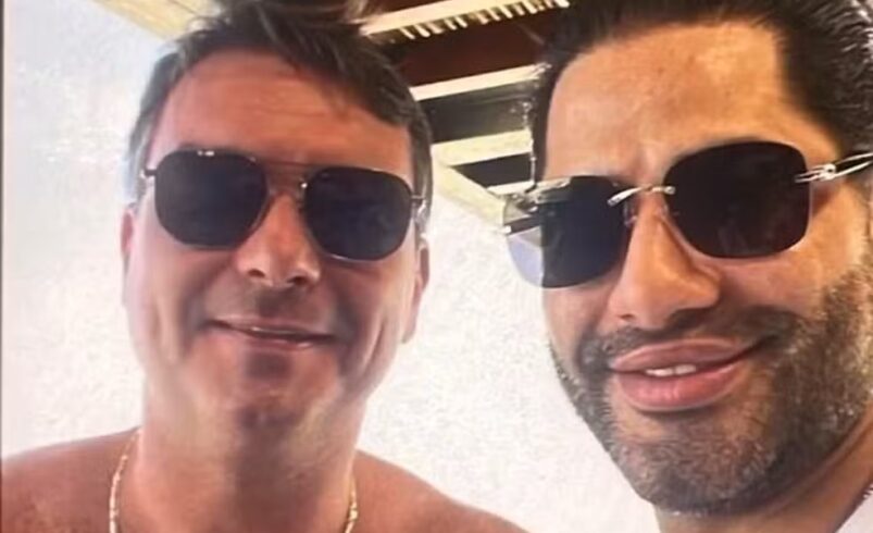 Foto de Flávio Bolsonaro com ‘Sicário’ é divulgada por site; senador diz que nunca viu chefe da milícia privada de Vorcaro