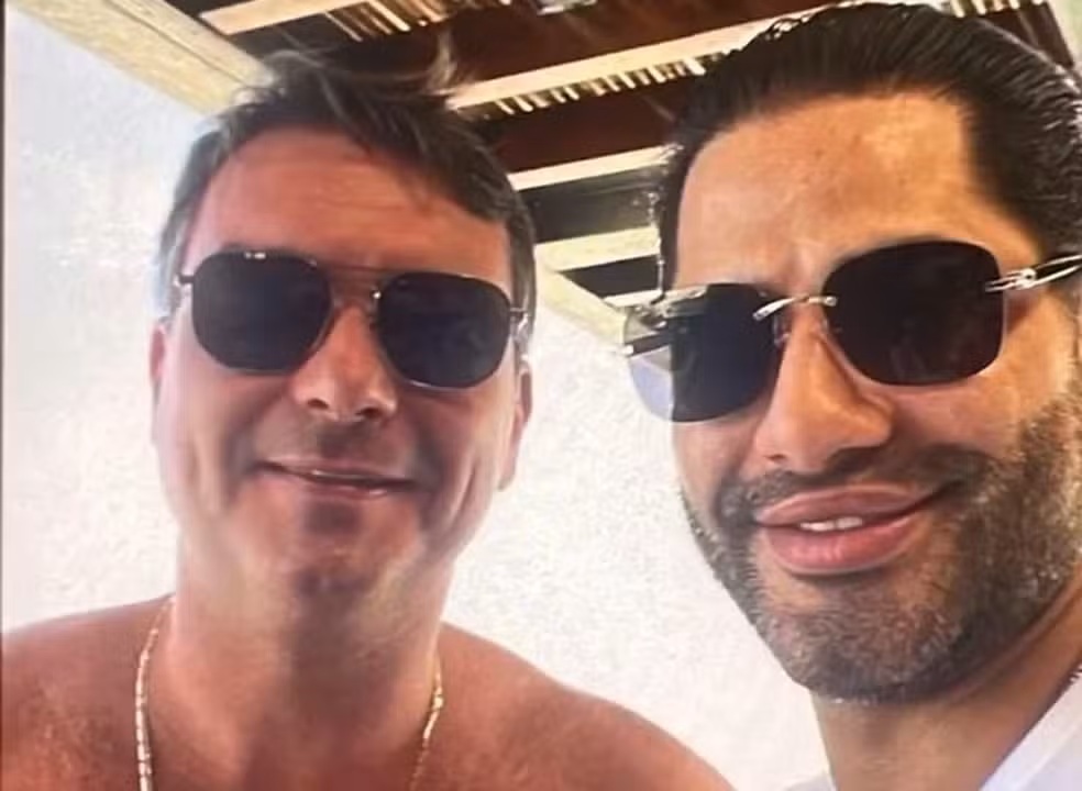 Foto de Flávio Bolsonaro com ‘Sicário’ é divulgada por site; senador diz que nunca viu chefe da milícia privada de Vorcaro