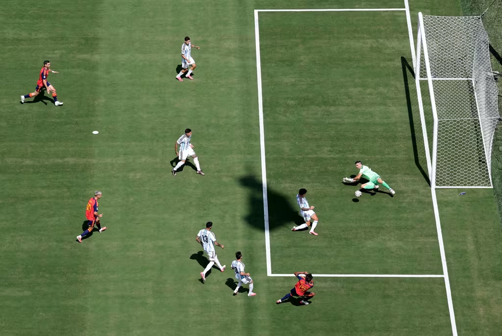 Espanha domina, bate Argentina em despedida de Messi e conquista o bi da Copa do Mundo image