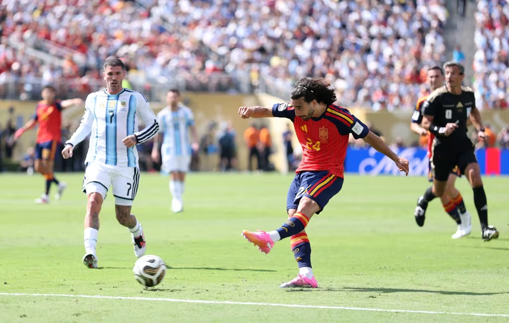 Espanha domina, bate Argentina em despedida de Messi e conquista o bi da Copa do Mundo image
