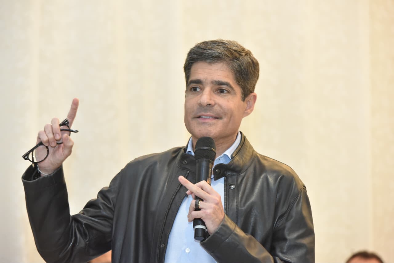 ACM Neto diz que Jerônimo foge dos debates como foge das responsabilidades e critica: “Se esconde para não responder”
