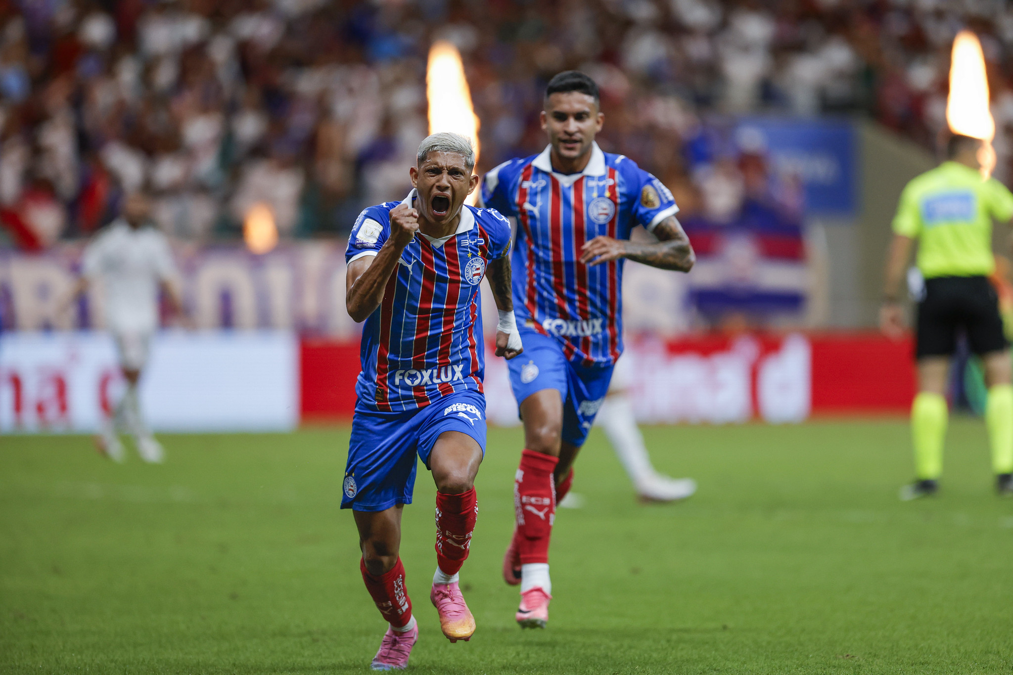 Bahia vence o Internacional de virada, entra no G5, e afunda gaúchos no Z4 do Brasileirão
