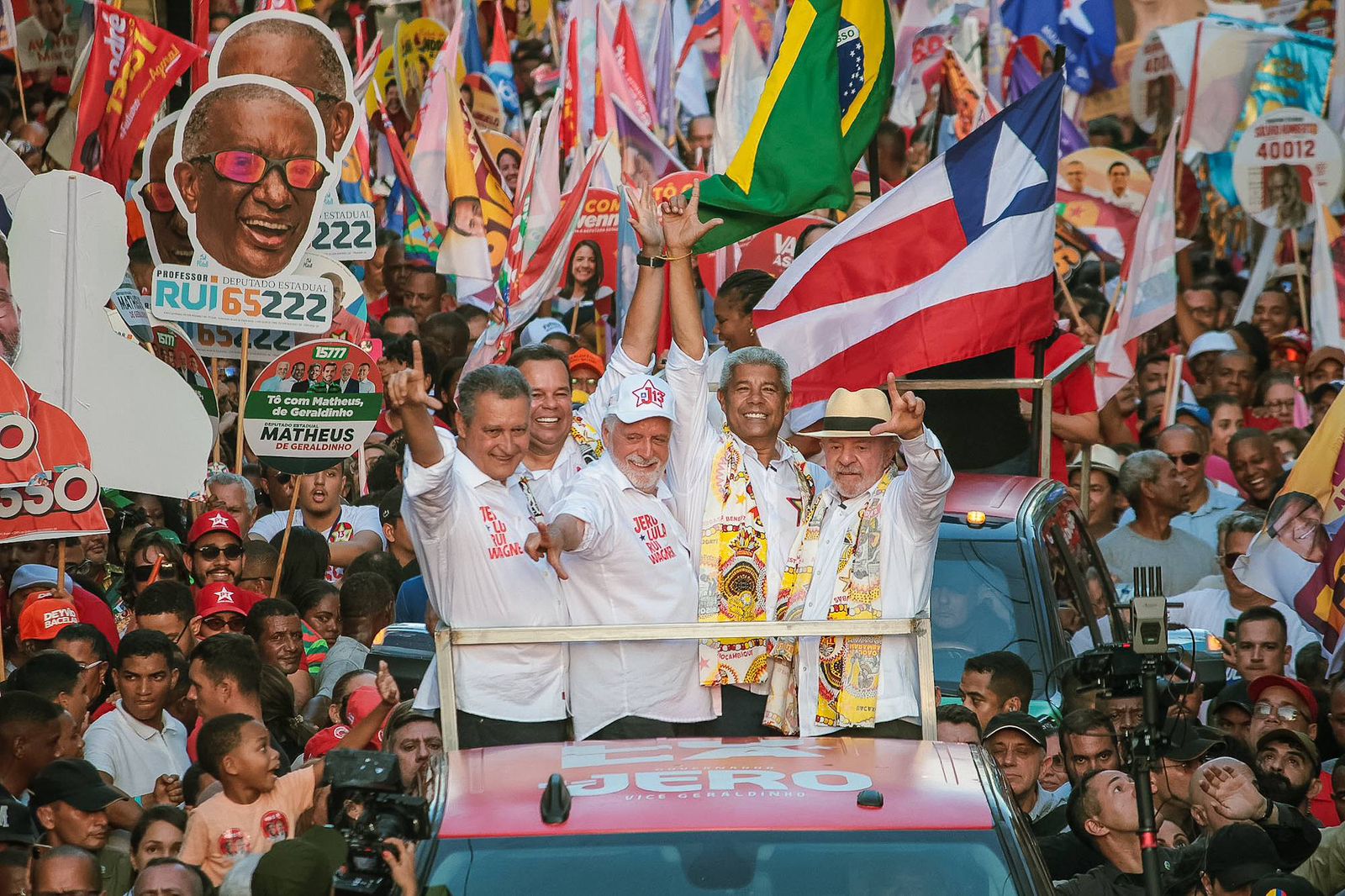 Jerônimo destaca parceria com Lula e cita investimentos durante caminhada na Liberdade