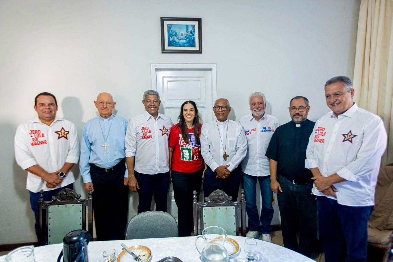 Jerônimo se reúne com padre e lideranças da Igreja Católica em Feira de Santana e defende inclusão social e combate às desigualdades
