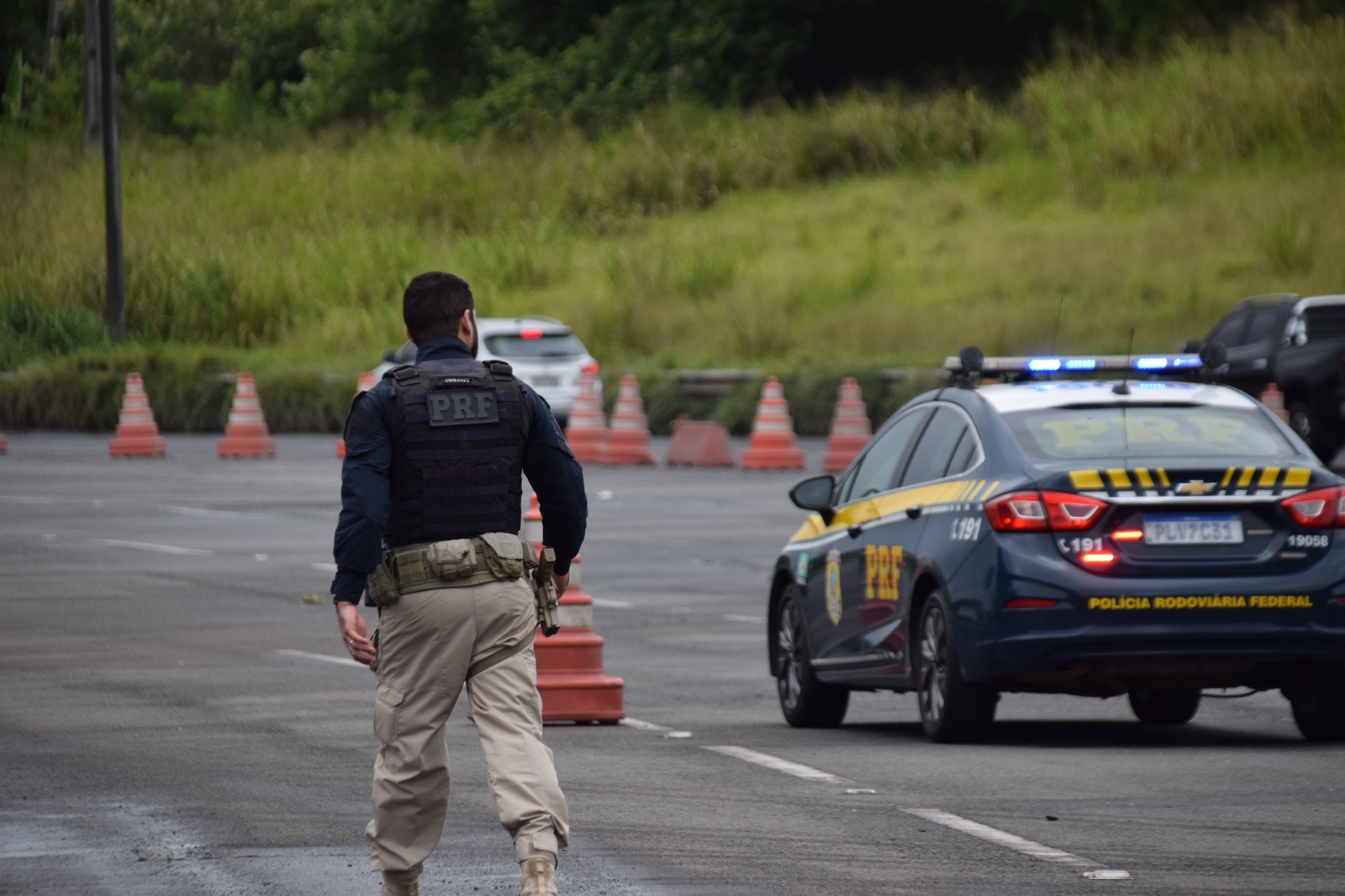 PRF socorre vítima de tentativa de latrocínio na BR-324, em Amélia Rodrigues (BA)