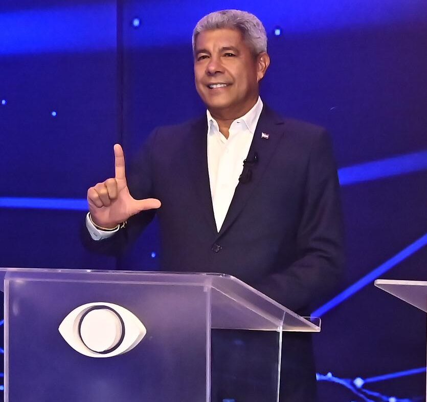 Jerônimo garante universalização do ensino em tempo integral na Bahia durante o debate da Band