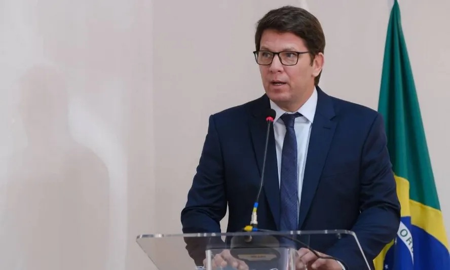 Dino aponta indícios de liderança de Mário Frias em desvio de emendas