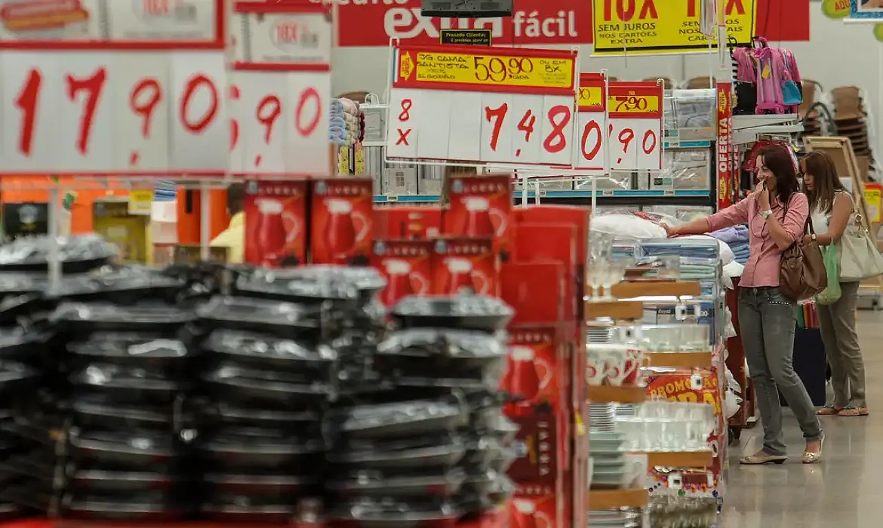 Economia cresce 0,5% em agosto após dois meses de recuo, estima FGV
